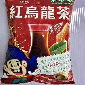 「紅烏龍茶口味的米乖乖包裝照片，包裝以紅色為主色調，帶有茶杯和茶葉的圖案，標示嚴選台東特產紅烏龍茶，香脆好吃，茶香四溢。」